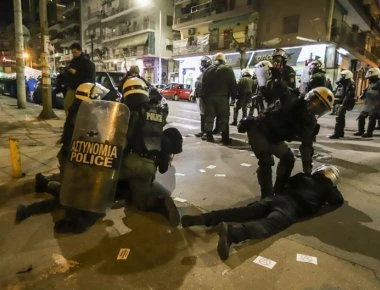 Θεσσαλονίκη: 5 συλλήψεις αναρχικών για επεισόδια - Πέταγαν πέτρες & μολότοφ (φωτό, βίντεο)